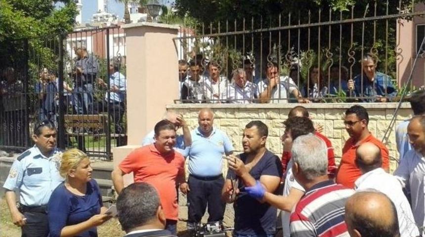 Eli Demir Parmaklıklara Saplandı