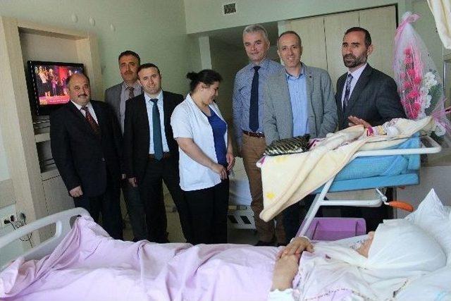 Kutlu Doğum Haftasında D&uuml;nyaya Gelen Bebeklere &Ccedil;eyrek Altın 1