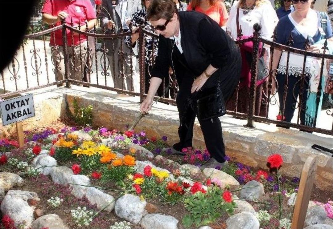 Oktay Akbal, Doğumunun 93&rsquo;&uuml;nc&uuml; Yılında Mezarı Başında Anıldı