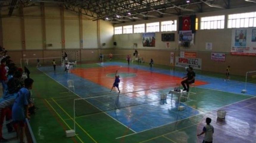 Badminton Grup M&uuml;sabakaları Başladı