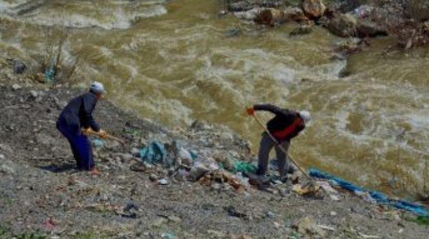 Hakkari’de Dere Yatakları Temizleniyor