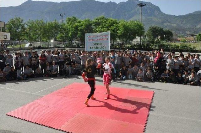 Büyükşehirden Okula Spor Malzemesi Desteği