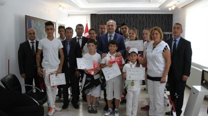 Kaymakam Y&ouml;nden, Ok&ccedil;uları &Ouml;d&uuml;llendirdi