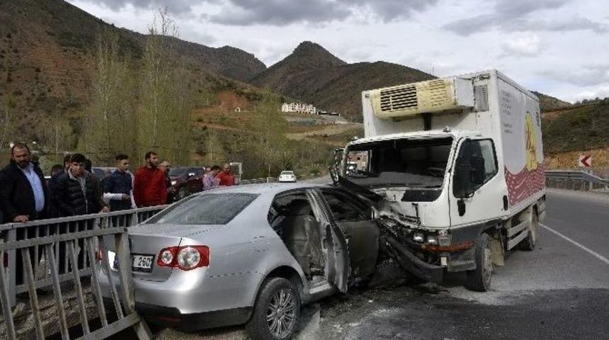 G&uuml;m&uuml;şhane&rsquo;de Trafik Kazası: 3 Yaralı