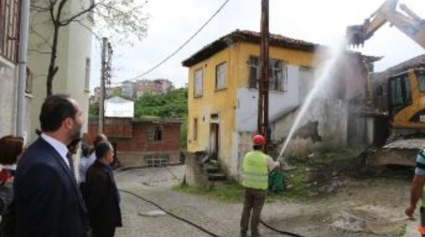 &Uuml;nye&rsquo;de Metruk Binalar Yıkılıyor