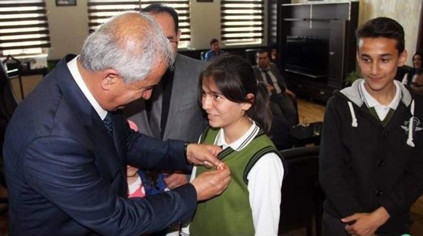 Akdağmadeni Belediye Başkanı Daştan, Başarılı &Ouml;ğrencileri &Ouml;d&uuml;llendirdi