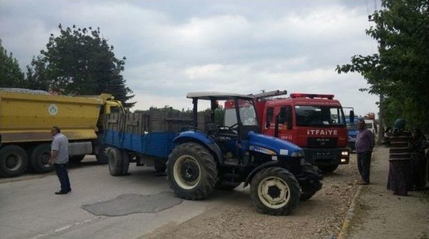 Trakt&ouml;rden D&uuml;şen S&uuml;r&uuml;c&uuml; R&ouml;mork Altında Kaldı