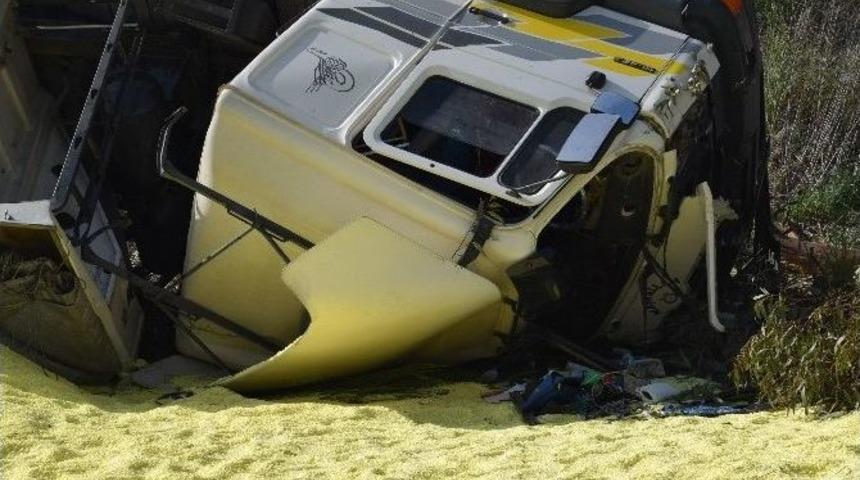 K&uuml;k&uuml;rt Y&uuml;kl&uuml; Tır Devrildi: 1 Yaralı