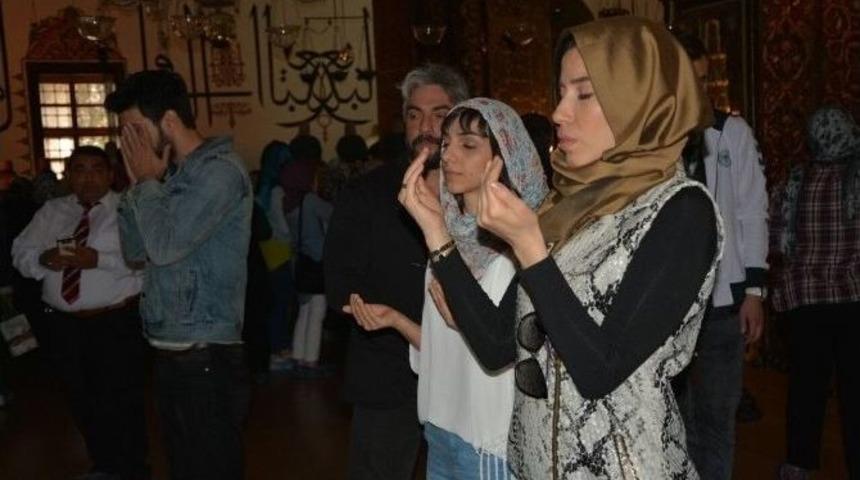 Şarkıcı Burcu G&uuml;neş Mevlana T&uuml;rbesi&rsquo;nde Dua Etti