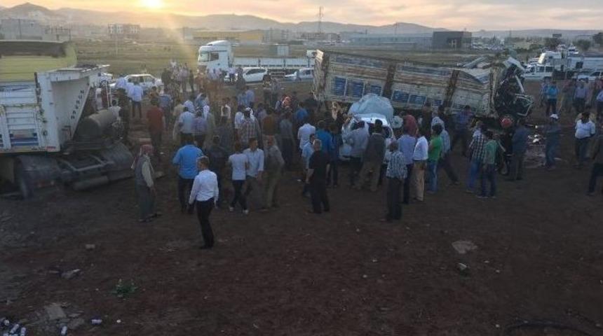 Freni Boşalan Kamyon Ara&ccedil;ların Arasına Daldı: 4 Yaralı