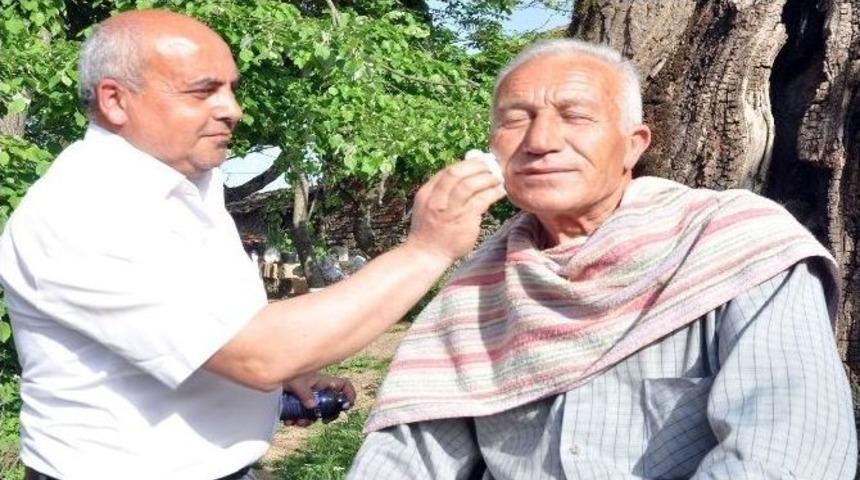 (&ouml;zel Haber) Ağaca Oturup Traş Oluyorlar