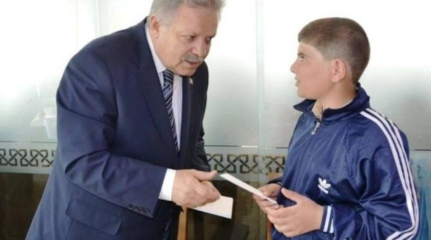 Vali Kahraman &Ouml;ks&uuml;z Ve Yetimlere Kucak A&ccedil;tı