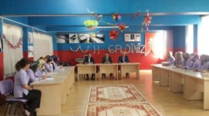 Bakıcı Annelere &Ccedil;ocuk Gelişimi Kitabı Dağıtıldı