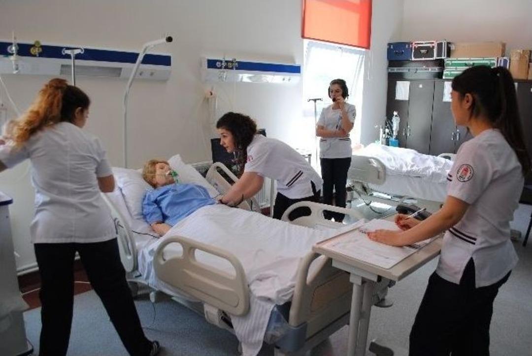 Ebe Ve Hemşirelik &Ouml;ğrencileri Mankenlerle Eğitim Alıyor