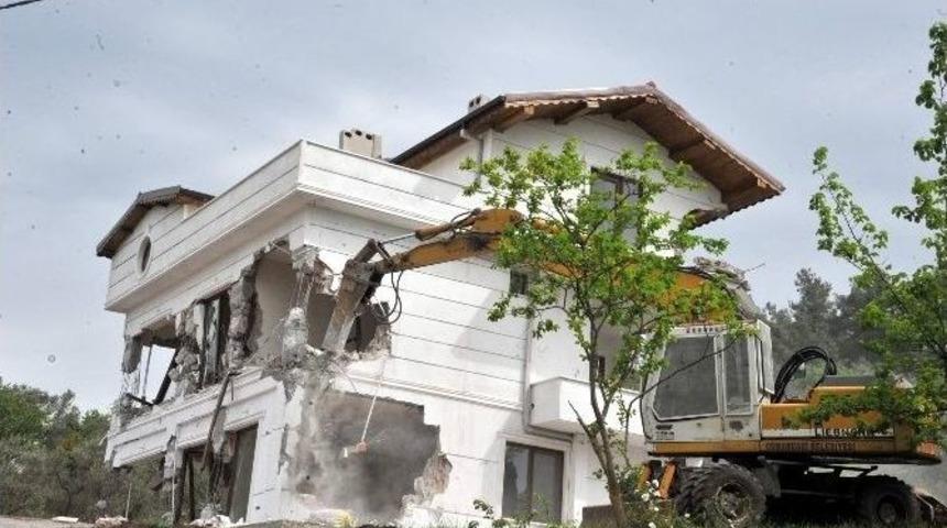 Bursa&rsquo;da Ka&ccedil;ak L&uuml;ks Villa Yıkıldı