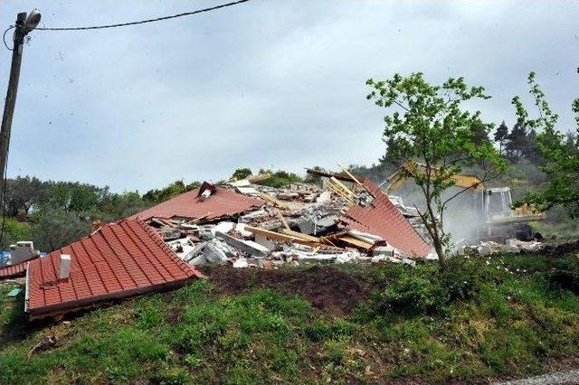 Bursa’da Kaçak Lüks Villa Yıkıldı