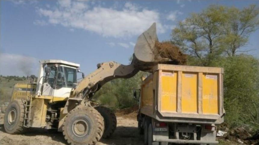 Koca &Ccedil;ay Kenarındaki Kirlilik Ortadan Kaldırılıyor