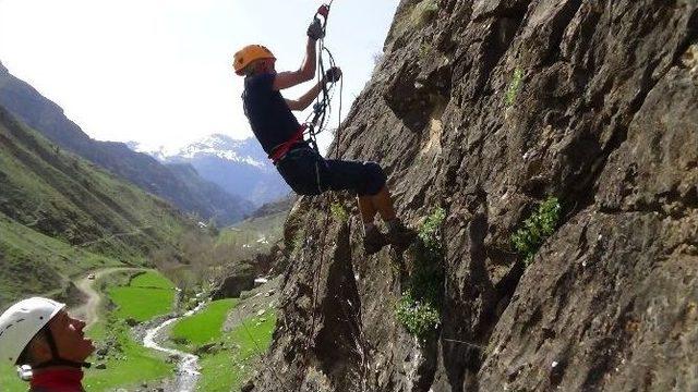 Dağcılardan Ağaçdibi Şelalesi’ne Tırmanış