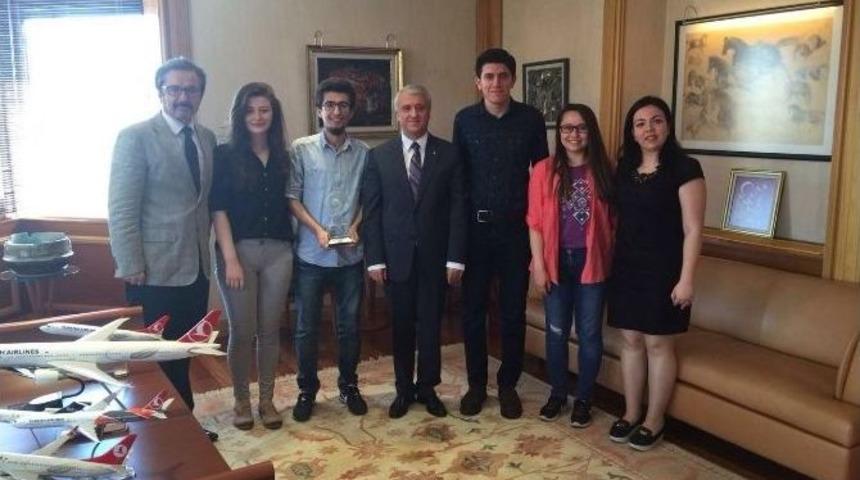 Rekt&ouml;r G&uuml;ndoğan, Hukuk Fak&uuml;ltesi&rsquo;nin &Ouml;d&uuml;l Alan &Ouml;ğrencileriyle Bir Araya Geldi