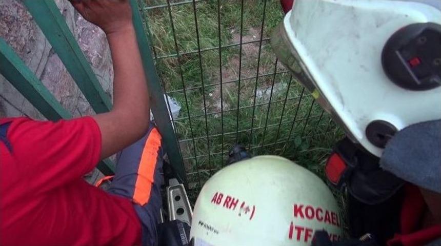 (&ouml;zel Haber) Ayağı Korkuluklara Sıkışan &Ccedil;ocuğu İtfaiye Kurtardı