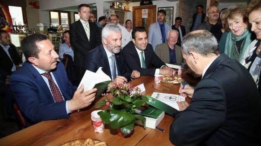 Necati Kırış, &lsquo;hukuk Ve Etik&rsquo; Kitabını İmzaladı