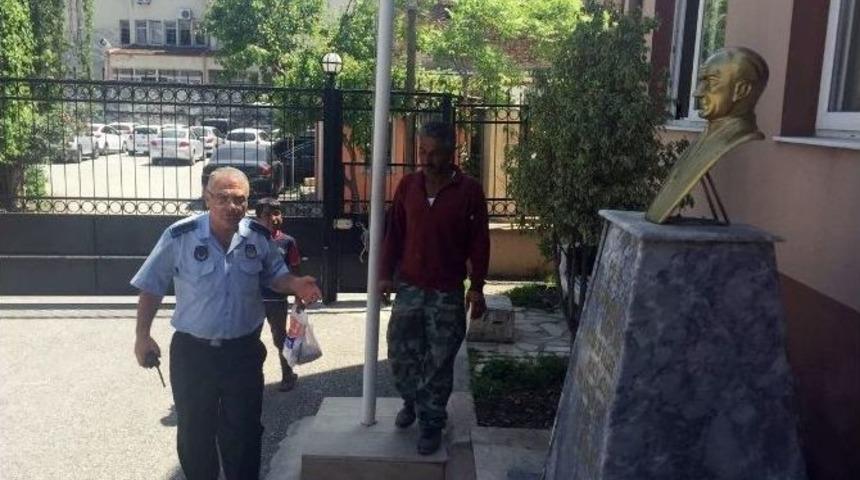 Zabıta, &Ccedil;ocuklara Dilencilik Yaptıran Suriyeliyi Polise Teslim Etti