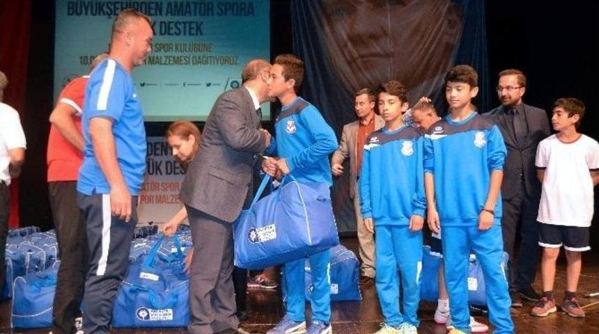 B&uuml;y&uuml;kşehir Belediyesi&rsquo;nden Amat&ouml;r Spor Kul&uuml;plerine Malzeme Desteği