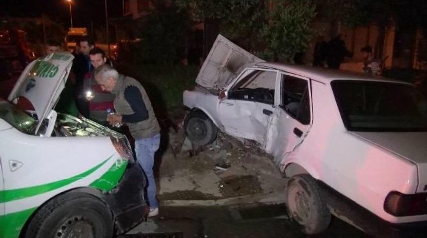 Elektrik Panosuna &Ccedil;arpan Otomobil Ortalığı Savaş Alanına &Ccedil;evirdi