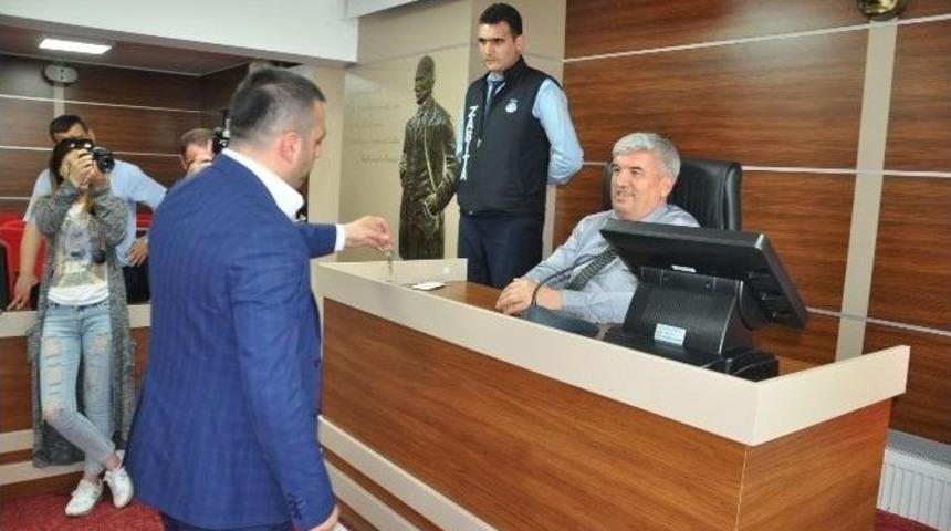 Birahaneciler Anahtarlarını Belediye Başkanına Bıraktı