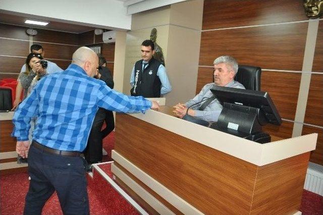 Birahaneciler Anahtarlarını Belediye Başkanına Bıraktı