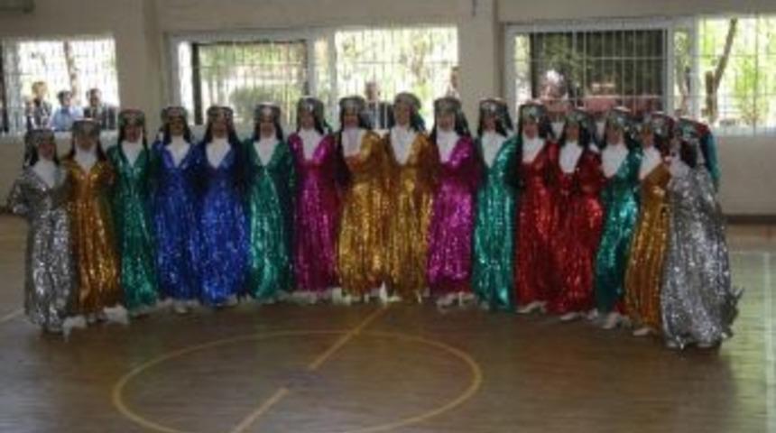 D&uuml; Halk Oyunları Ekibinden G&ouml;z Dolduran Performans