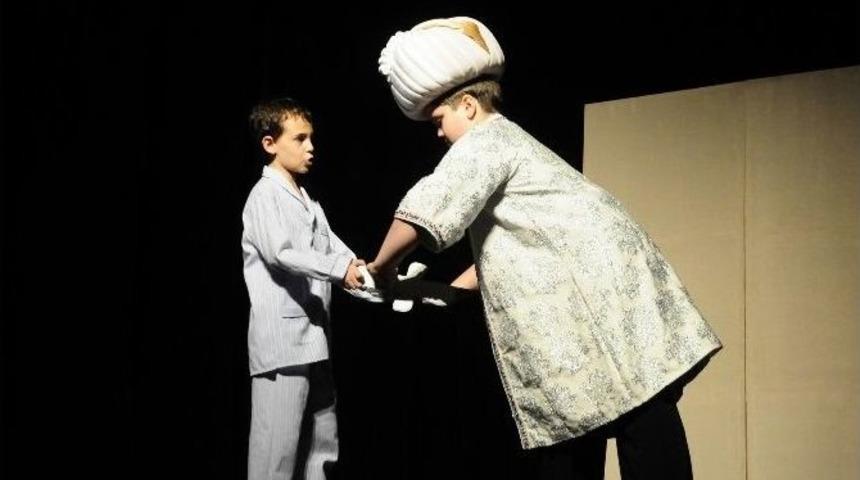 &lsquo;evvel Zaman Dışında&rsquo; Adlı Tiyatro Oyunu