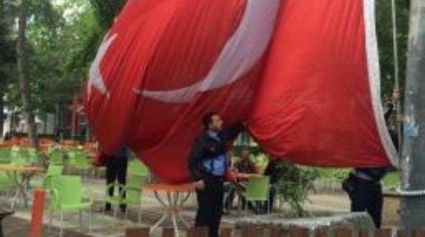 Dev Bayrak Yenilendi