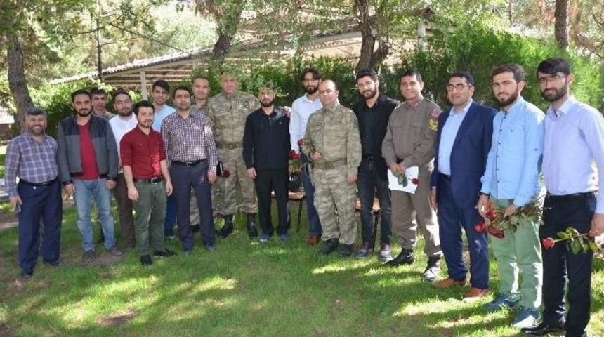 Hafızlar G&uuml;l Dağıttı