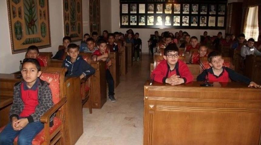 20 Temmuz İlkokulu &Ouml;ğrencileri Yerel Y&ouml;netim Dersini Belediyede İşledi