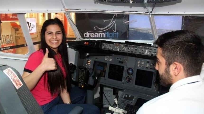 &Ouml;ğrenciler Sim&uuml;lat&ouml;r&uuml; İle Pilotluk Deneyimi Yaşadı