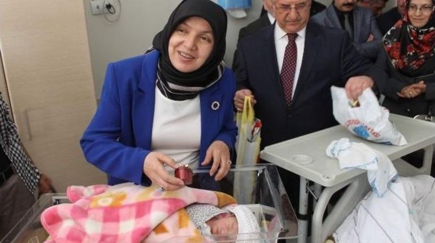 Siirt&rsquo;te 19 Bebeğe &Ccedil;eyrek Altın Takıldı