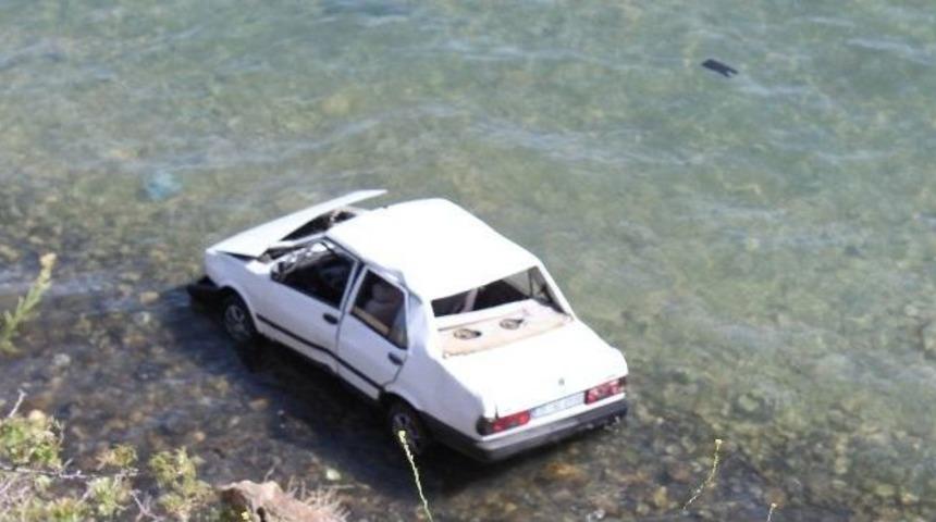 Otomobil 30 Metreden Denize U&ccedil;tu