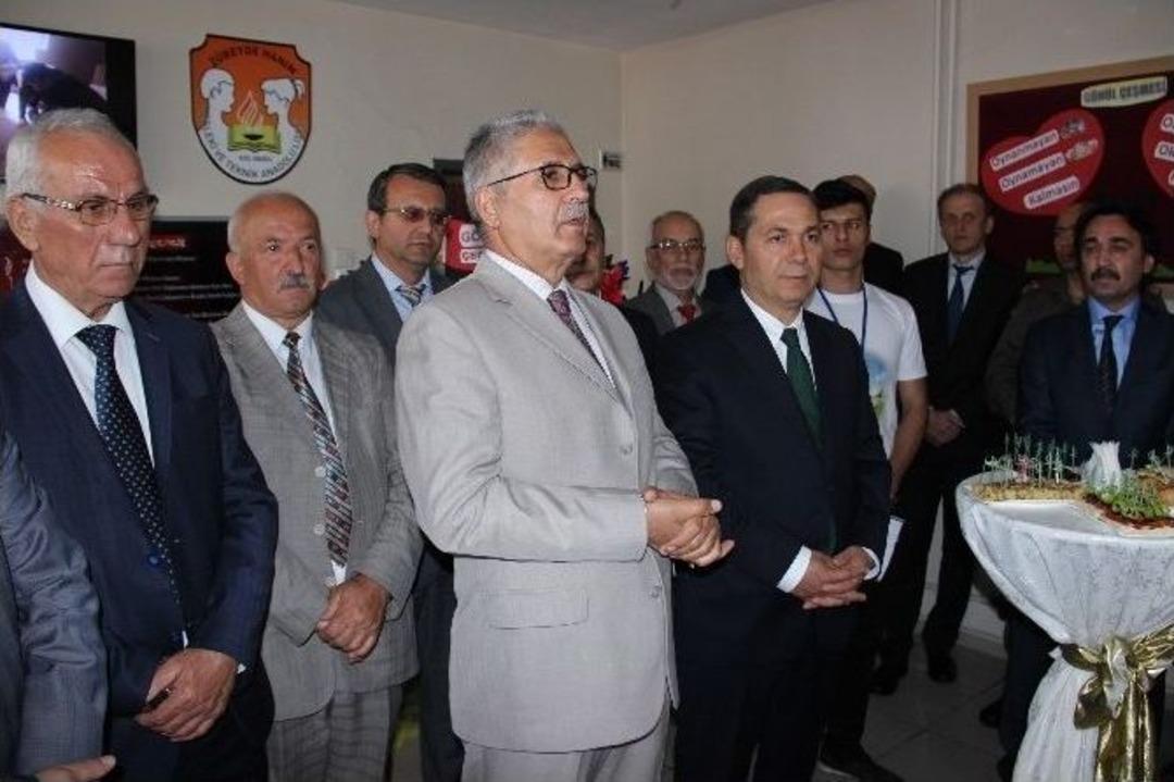 Liseli &Ouml;ğrenciler K&ouml;y Okuluna Kitap Ve Oyuncak Hediye Etti