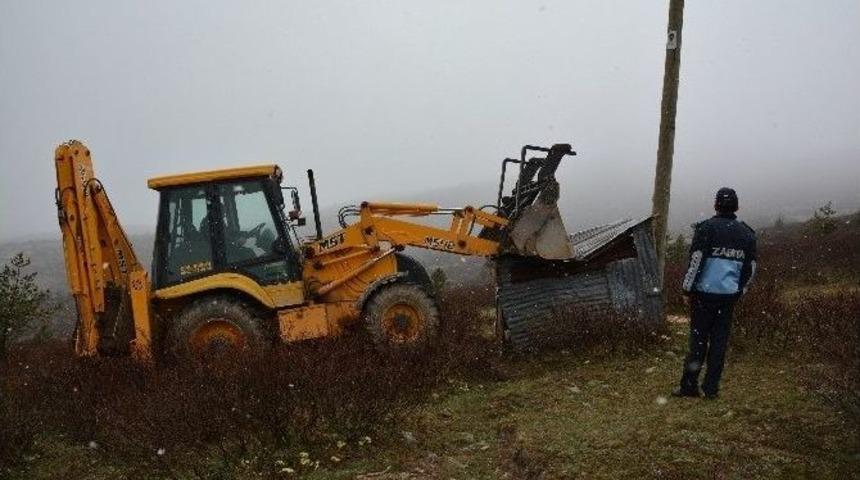 Kabad&uuml;z&rsquo;de Ka&ccedil;ak Yapılar Yıkıldı