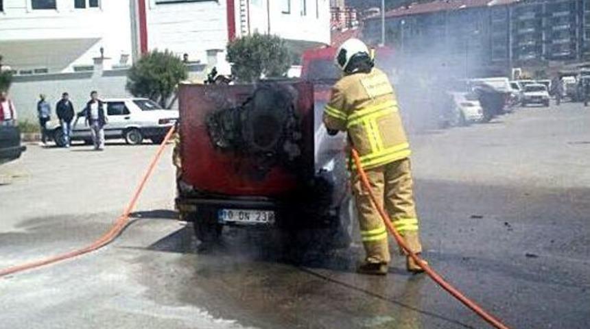 Ayvalık&rsquo;ta Bir Ara&ccedil; Kundaklandı, Edremit&rsquo;te Bir Ara&ccedil; Yandı