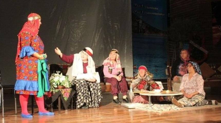 &ldquo;kadın Olmak&rdquo; Edremit&rsquo;te Sahnelendi