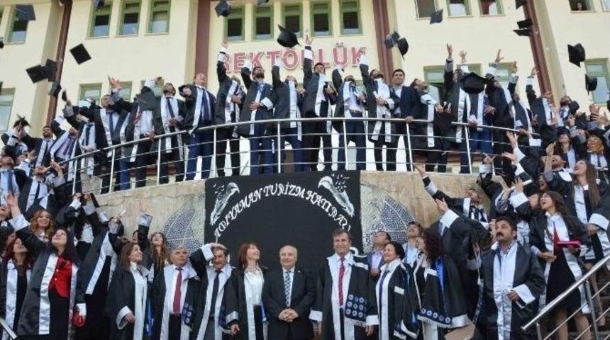 Turizm Fak&uuml;ltesi &Ouml;ğrencileri Mezuniyet C&uuml;bbelerini Giydi