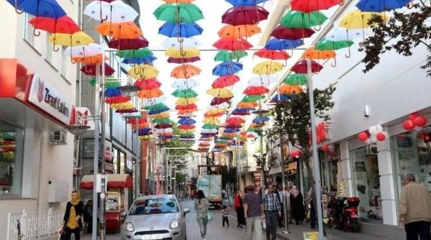 Aksaray&rsquo;a Şemsiyeli Cadde