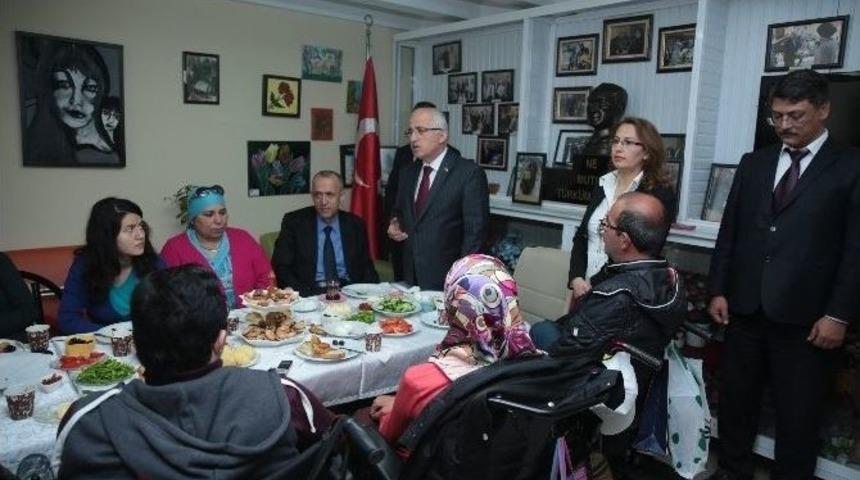 Engelli Kamu Personel Se&ccedil;me Sınavına Katılacak Kursiyerlere Moral Kahvaltısı