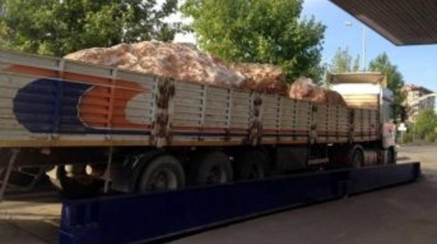 Fazla Y&uuml;k Taşıyan Tır&rsquo;a Y&uuml;kl&uuml; Miktarda Ceza Kesildi