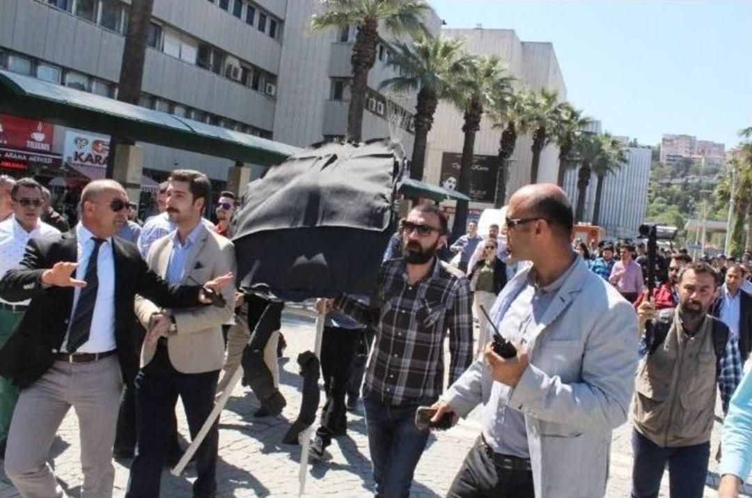 Chp&rsquo;li Gen&ccedil;lerden Metre Hesabıyla Siyah &Ccedil;elenk Protestosu