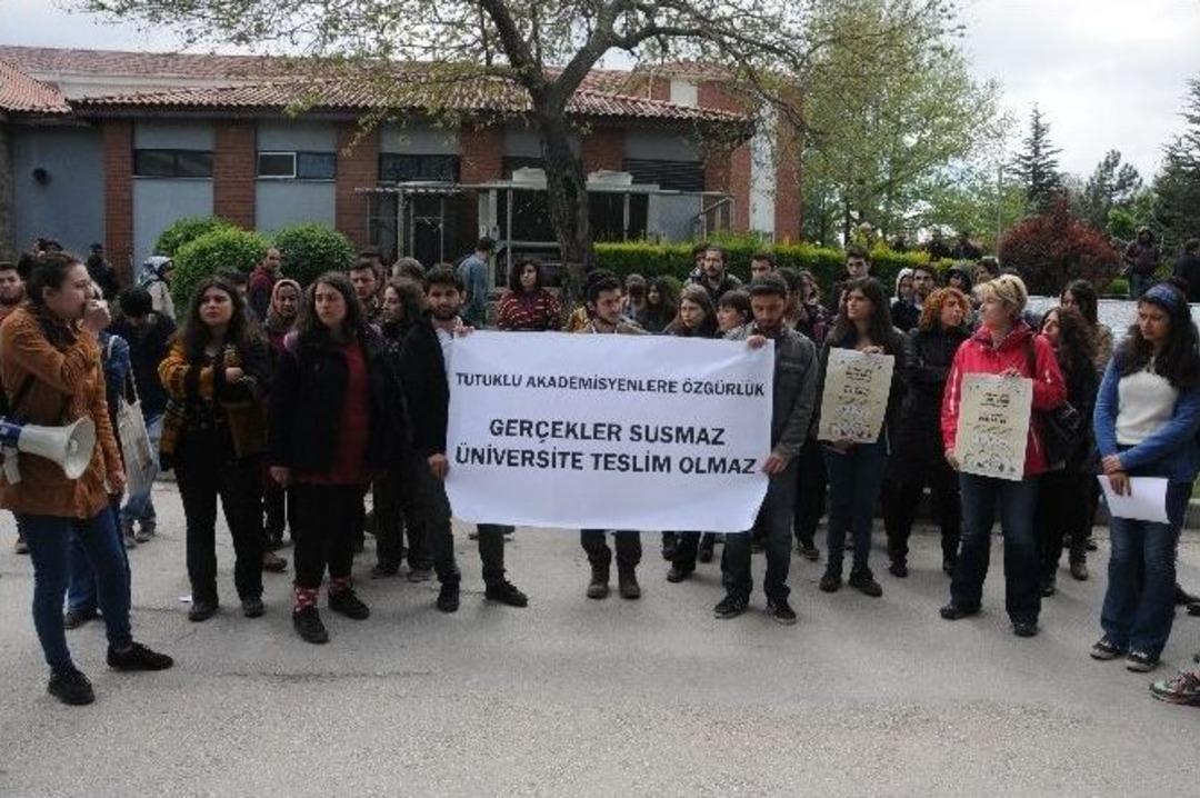 &Uuml;niversite &Ouml;ğrencilerinden Tutuklu Akademisyenlere Destek