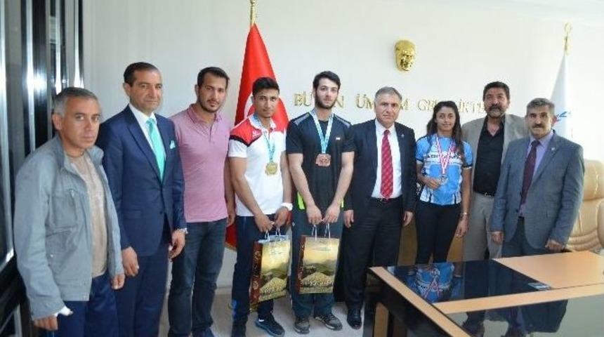 Adıyamanlı Bilek G&uuml;reş&ccedil;ileri Şampiyon Oldu