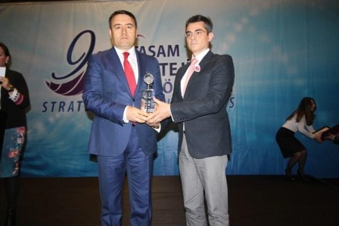 Vali Işın&rsquo;a &ldquo;stratejik Vizyon Sahibi B&uuml;rokrat&rdquo; &Ouml;d&uuml;l&uuml;